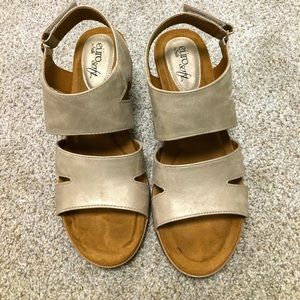 Eurosoft Gold wedge sandals, size 7.5